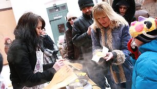 Klaipėdiečiai Etnokultūros centre tradici&scaron;kai vai&scaron;inti blynais. (2009-02-22)