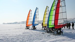 Ant už&scaron;alusių Kur&scaron;ių marių savaitgalį varžėsi ledrogių sporto mėgėjai i&scaron; įvairių &scaron;alių. Tris dienas ekstremalių pojūčių mėgėjai varžėsi dėl Europos Ice-Blokart čempionų vardų.