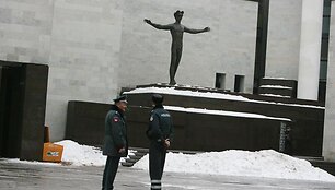 Po kraupių įvykių centrinėje miesto gatvėje tamsiu paros metu patruliuos policijos pareigūnų ekipažas.
