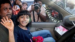 &Scaron;e&scaron;i vaikai, kurie vaidino a&scaron;tuonis &bdquo;Oskarus&ldquo; pelniusiame filme &bdquo;Lū&scaron;nynų milijonierius&ldquo;, ketvirtadienį grįžo i&scaron; Holivudo į Mumbajų. (2009-02-26)