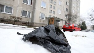 Žmogžudystės vietą ketvirtadienį žymėjo ant sniego likę kraujo pėdsakai ir kriminalistų naudojamo mai&scaron;o skiautės.