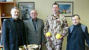 LLAF ir PAG susitikimo dalyviai su perduota taure ir sporto inventoriumi
