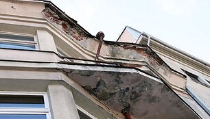 Siekiant užtikrinti praeivių saugumą, Laisvės alėjos 69 numeriu pažymėto namo administratorius buvo priverstas užtverti daugiabučio prieigas. 