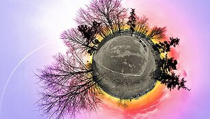 Savo mažąsiais planetas fotomenininkas sukuria i&scaron; de&scaron;imčių skirtingų nuotraukų.