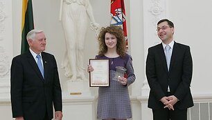 Prezidentas Valdas Adamkus bei &scaron;vietimo ir mokslo ministras Gintaras Steponavičius pagerbia ra&scaron;tingiausią a&scaron;tuntokę Gabrielę Mantu&scaron;kaitę i&scaron; Panevėžio 5-osios vidurinės mokyklos. (2009-03-11)