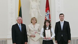 Prezidentas Valdas Adamkus, lietuvių kalbos mokytoja Ona Barkuvienė, ra&scaron;tingiausia devintokė Rūta Svirbutavičiūtė i&scaron; &Scaron;venčionių Zigmo Žemaičio gimnazijos ir Lietuvos Respublikos &scaron;vietimo ir mokslo ministras Gintaras Steponavičius. (2009-03-11)
