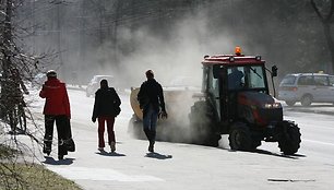 Dulkių debesų sostinėje išvengti nepavyksta gatves valant net ir su nauja technika.