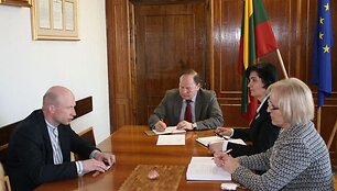Susitikime su Kauno rajono savivaldybės atstovais dalyvavęs Kauno darbo biržos vadovas V.Morkūnas vylėsi, jog rajone nedarbas artimiausiu metu stipriai neaugs.