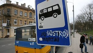 Vilniuje vandalai smaginasi pervadindami vie&scaron;ojo transporto stoteles. Buvusi &bdquo;Au&scaron;ros vartų st.&ldquo; tapo &bdquo;&Scaron;ūstrąja st.&ldquo;.