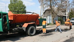 Kauno rajone mažėja duobėtų kelių. 