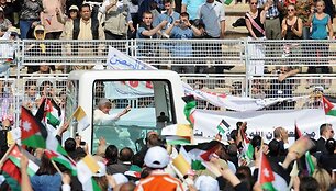 De&scaron;imtys tūkstančių jordaniečių sekmadienį pasveikino popiežių Benediktą XVI, kuris paskutinę savo vizito &scaron;ioje &scaron;alyje dieną atvyko aukoti mi&scaron;ių futbolo stadione Amane.