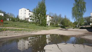 Nei gyventojai, nei atsakingos institucijos neranda siūlo galo, i&scaron; kur į &scaron;į vamzdį atbėga vanduo patvindantis Žirgo gatvę.