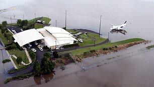 Australijoje per potvynį žuvo žmogus, tūkstančiai evakuojami.
