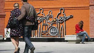 Sibiro mieste Jekaterinburge pastatytas paminklas legendinei grupei "The Beatles".