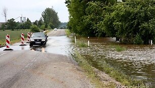  Kėdainių rajone siautėjęs lietus užtvindė namus Siponių kaime. 