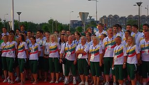 Sportininkai Belgrade gieda himną.