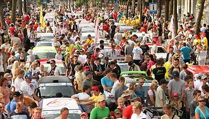 Nuo pat ketvirtadienio ryto didžiausiu Palangos traukos objektu tapo centrinė miesto gatvė, kur ėmė &scaron;urmuliuoti jau de&scaron;imtųjų &bdquo;Omnitel&ldquo; 1000 km lenktynių karavanas.