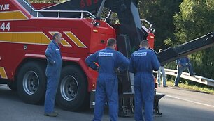 Per avariją Vilnius-Kaunas autostradoje &bdquo;Vici&ldquo; krovininis sunkvežimis nulėkė nuo kelio.