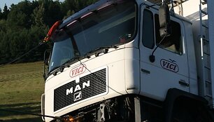 Per avariją Vilnius-Kaunas autostradoje &bdquo;Vici&ldquo; krovininis sunkvežimis nulėkė nuo kelio.