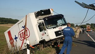 Per avariją Vilnius-Kaunas autostradoje &bdquo;Vici&ldquo; krovininis sunkvežimis nulėkė nuo kelio.