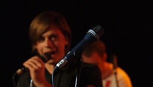 Penktadienio vakarą muzikos klube &bdquo;Tamsta&ldquo; Algio Ramanausko-Greitai vadovaujama grupė SSG (Svastikos Sukitės Greitai) pristatė savo būsimą albumą &bdquo;Gyvai&ldquo;.