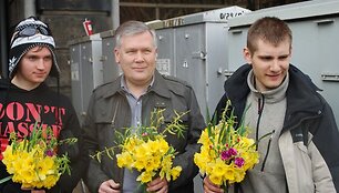 Dviratininkai su ambasadoriumi O.Juciu