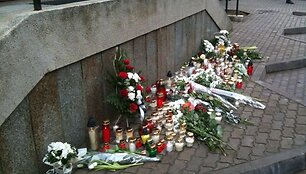 Vilniečiai prie Lenkijos ambasados atiduoda pagarbą žuvusiesiems aviakatastrofoje.
