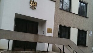 Vilniečiai prie Lenkijos ambasados atiduoda pagarbą žuvusiesiems aviakatastrofoje.