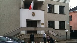 Vilniečiai prie Lenkijos ambasados atiduoda pagarbą žuvusiesiems aviakatastrofoje.