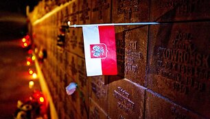 De&scaron;imtys tūkstančių sukrėstų lenkų &scaron;e&scaron;tadienį vakare gėlėmis ir žvakėmis nuklojo pagrindinę Var&scaron;uvos aik&scaron;tę.