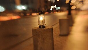 De&scaron;imtys tūkstančių sukrėstų lenkų &scaron;e&scaron;tadienį vakare gėlėmis ir žvakėmis nuklojo pagrindinę Var&scaron;uvos aik&scaron;tę.