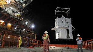 Meksikos įlankoje naftą sulaikantis gaubtas pakabintas vir&scaron; pramu&scaron;to gręžinio.