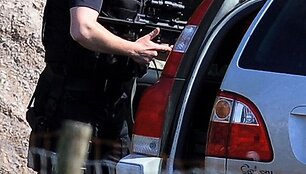 Britų policija trečiadienį ie&scaron;kojo ginkluoto užpuoliko, kuris žudė žmones &scaron;iaurinės Anglijos vaizdingojo Ežerų kra&scaron;to miesteliuose.