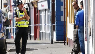 Britų policija trečiadienį ie&scaron;kojo ginkluoto užpuoliko, kuris žudė žmones &scaron;iaurinės Anglijos vaizdingojo Ežerų kra&scaron;to miesteliuose.