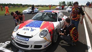 Kaunietis lenktynininkas – vienas įpusėjusios Didžiosios Britanijos „Porsche Carrera Cup“ lyderių.