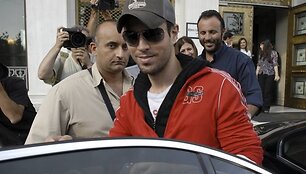 Enrique Iglesias apsuptas fotografų