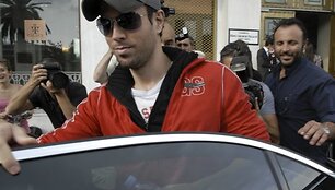 Enrique Iglesias apsuptas fotografų