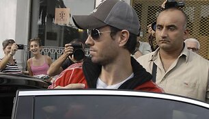 Enrique Iglesias apsuptas fotografų