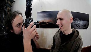 Fotografijų parodos atidarymo akimirka