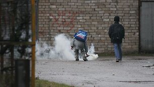 Pasak pareigūnų, suaugusieji turėtų pasirūpinti, kad mažamečiai vaikai nesprogdintų pirotechnikos gaminių be vyresniųjų priežiūros.