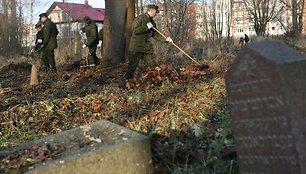 Ketvirtadienį Senosiose žydų kapinėse plušo kariai. 