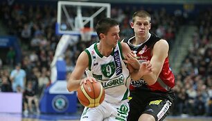 Kauno &bdquo;Žalgirio&ldquo; žaidėjas Mantas Kalnietis veržiasi krep&scaron;io link.