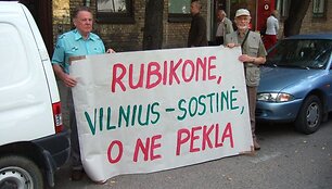 Žaliųjų judėjimo vicepirmininkė J.Gadliauskienė ir lazdyniečiai antradienį jau antrą kartą piketavo prie&scaron; Gariūnuose norimą statyti atliekų deginimo gamyklą.