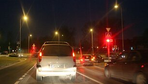Prie&scaron; 8 val. ryto Europos prospektu miesto centro link skuba gausybė į darbą važiuojančių vairuotojų.
