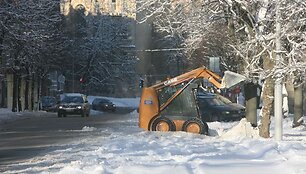 Sekmadienio popietę kelininkai miesto gatvėse tebekovojo su sniegu.