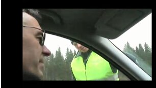Milvydo Ju&scaron;kausko susidūrimo su Klaipėdos pareigūnais akimirka. Anot vairuotojo, net važiuodamas 250 km/val. greičiu, jis niekam nesukėlė grėsmės ir nepažeidė įstatymų.