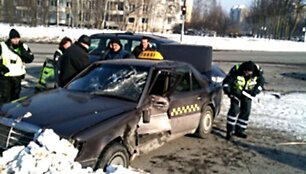 Sudaužytas taksi automobilis "Mercedes". Akivaizdu, kad smūgis teko tiesiai į vairuotojo dureles.s
