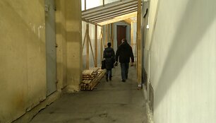 Trečiadienį į vie&scaron;ą teismą atvyko svarbi liudytoja, tačiau jos apklausoje neleista dalyvauti nei žiniasklaidai, nei merginą lydėjusiam pareigūnui.