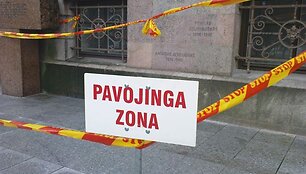 Nepana&scaron;u, kad &scaron;ioje vietoje nuo pastato kažkas kristų, bet zona aptverta.