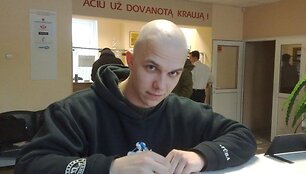 Į teismus vaik&scaron;čiojęs ataugintais plaukais, duoti kraujo Paulius atėjo pasipuo&scaron;ęs labiau jam priimtina &scaron;ukuosena.